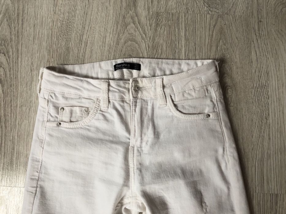 Śliczne,białe rurki z dziurami i przetarciami-Bershka !