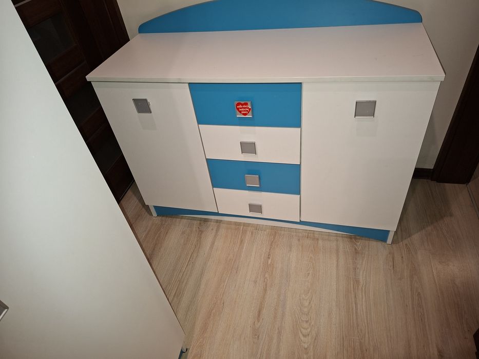 Meble do pokoju dziecięcego szafa i komoda.