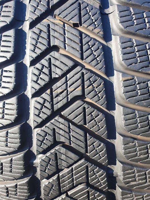 A21# Opony uzywane zimowe 235/55/19" Pirelli