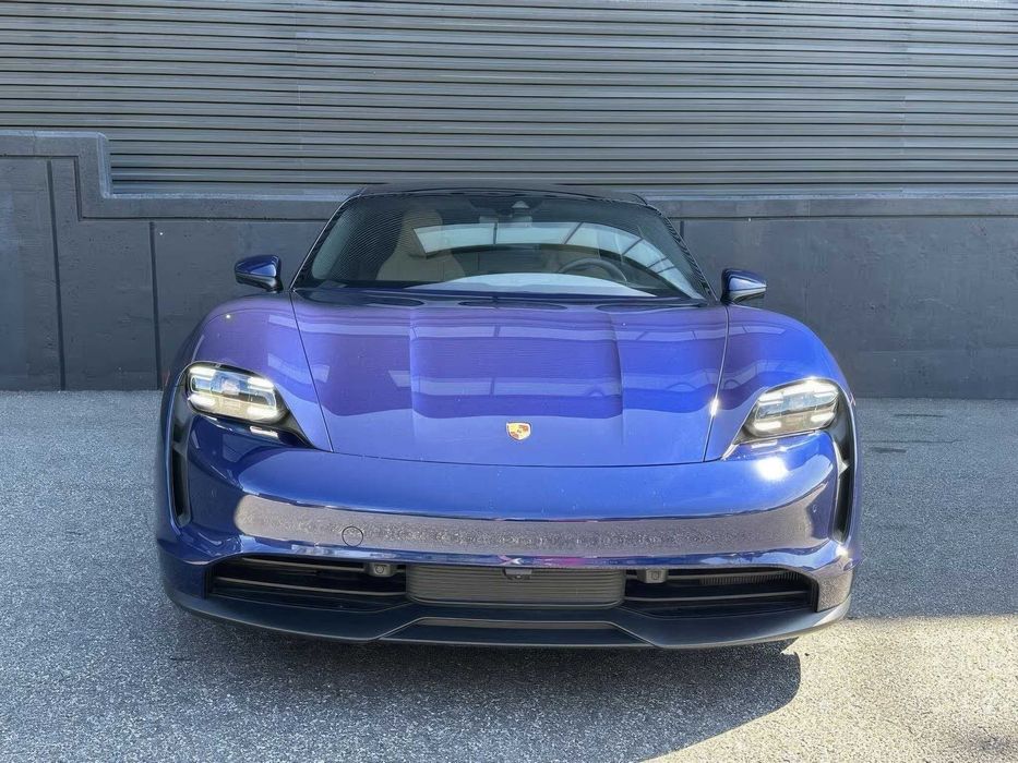 Porsche Taycan      2022