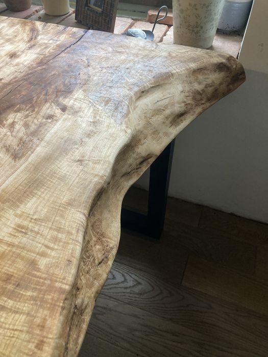 Stół dębowy z jesionu z naturalna krawędzią metalowe nogi