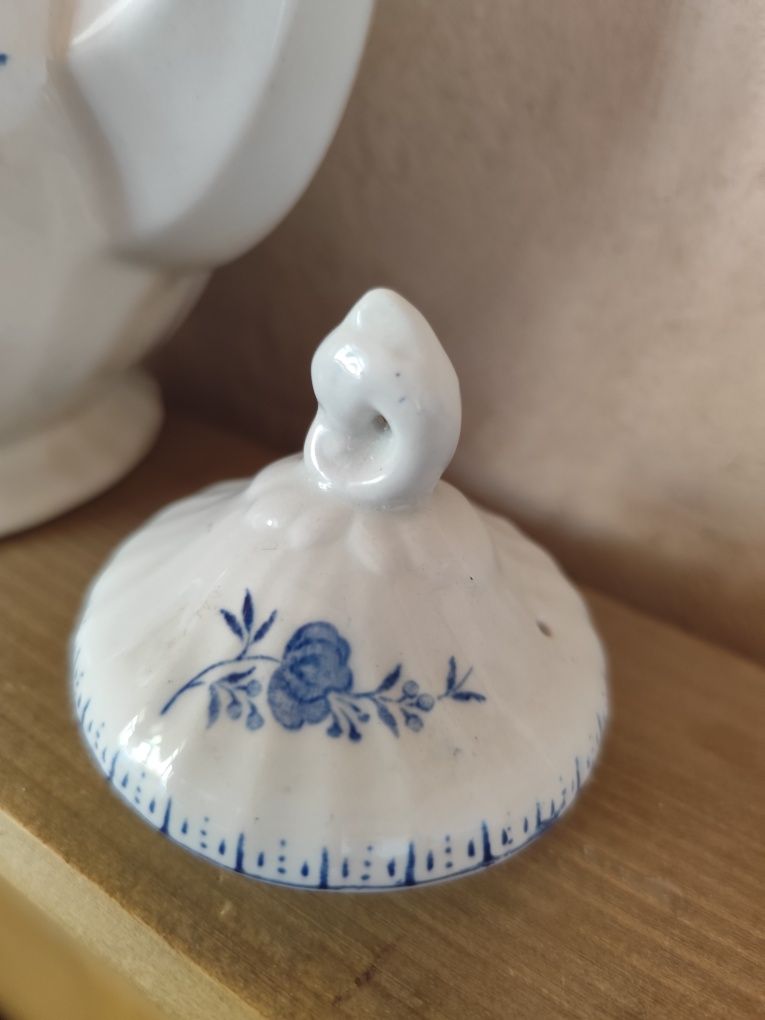 Dzbanek porcelanowy z przykrywką wysokość 24 cm