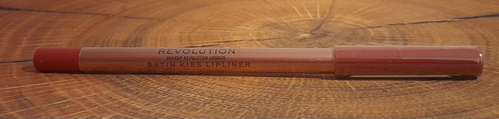 Satynowa konturówka do ust Revolution Satin Kiss Lipliner kolor White