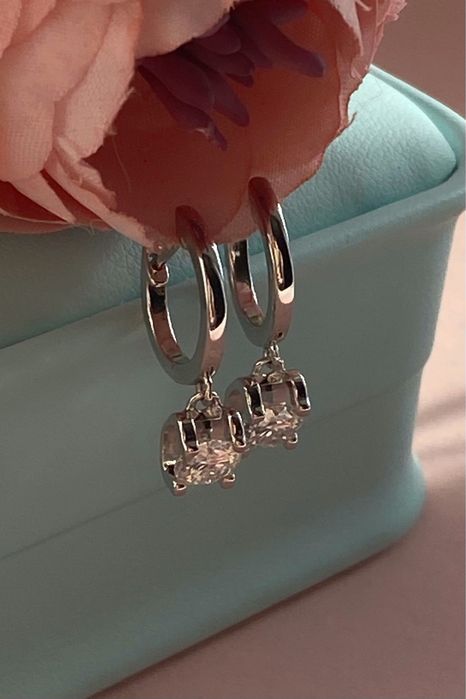 Элегантные серебряные сережки с муассанитами-бриллиантами