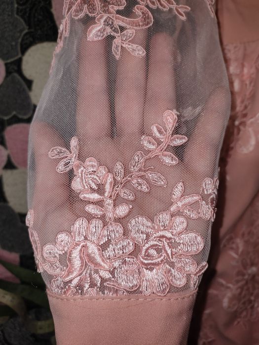 Шикарное платье с кружевами