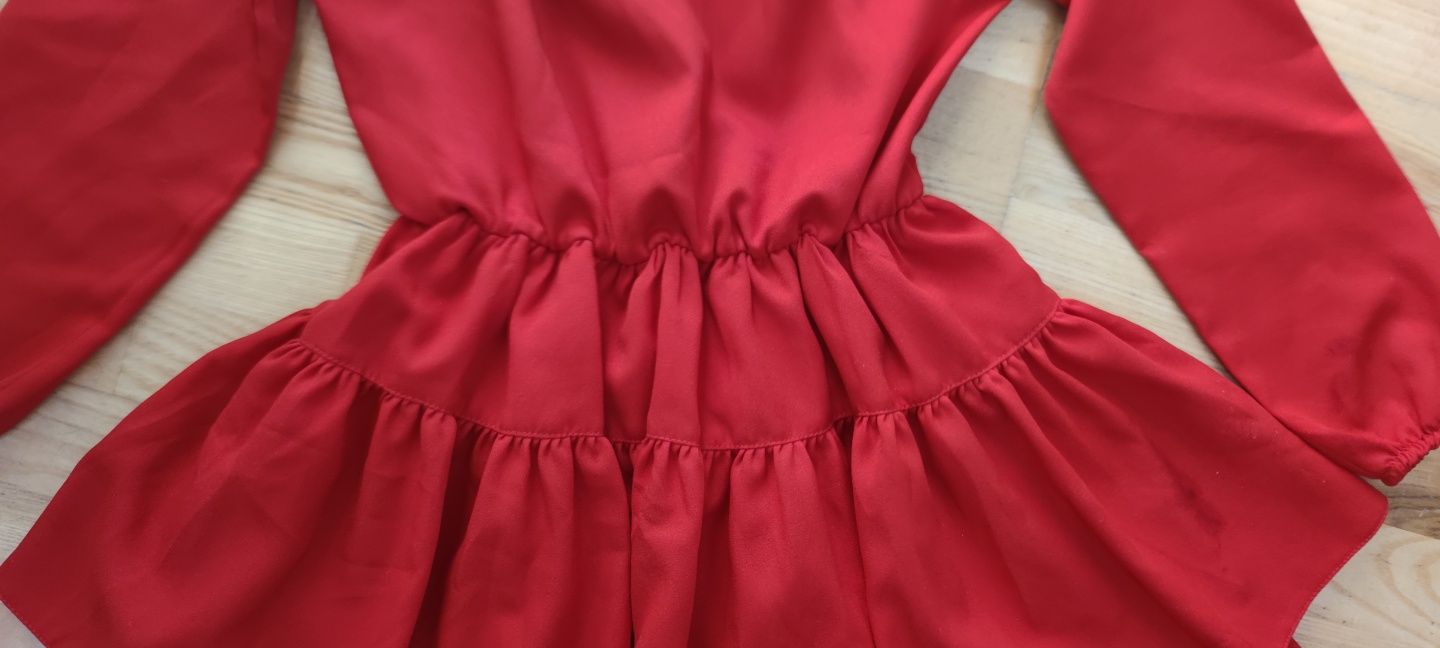 krótka czerwona sukienka z falbankami