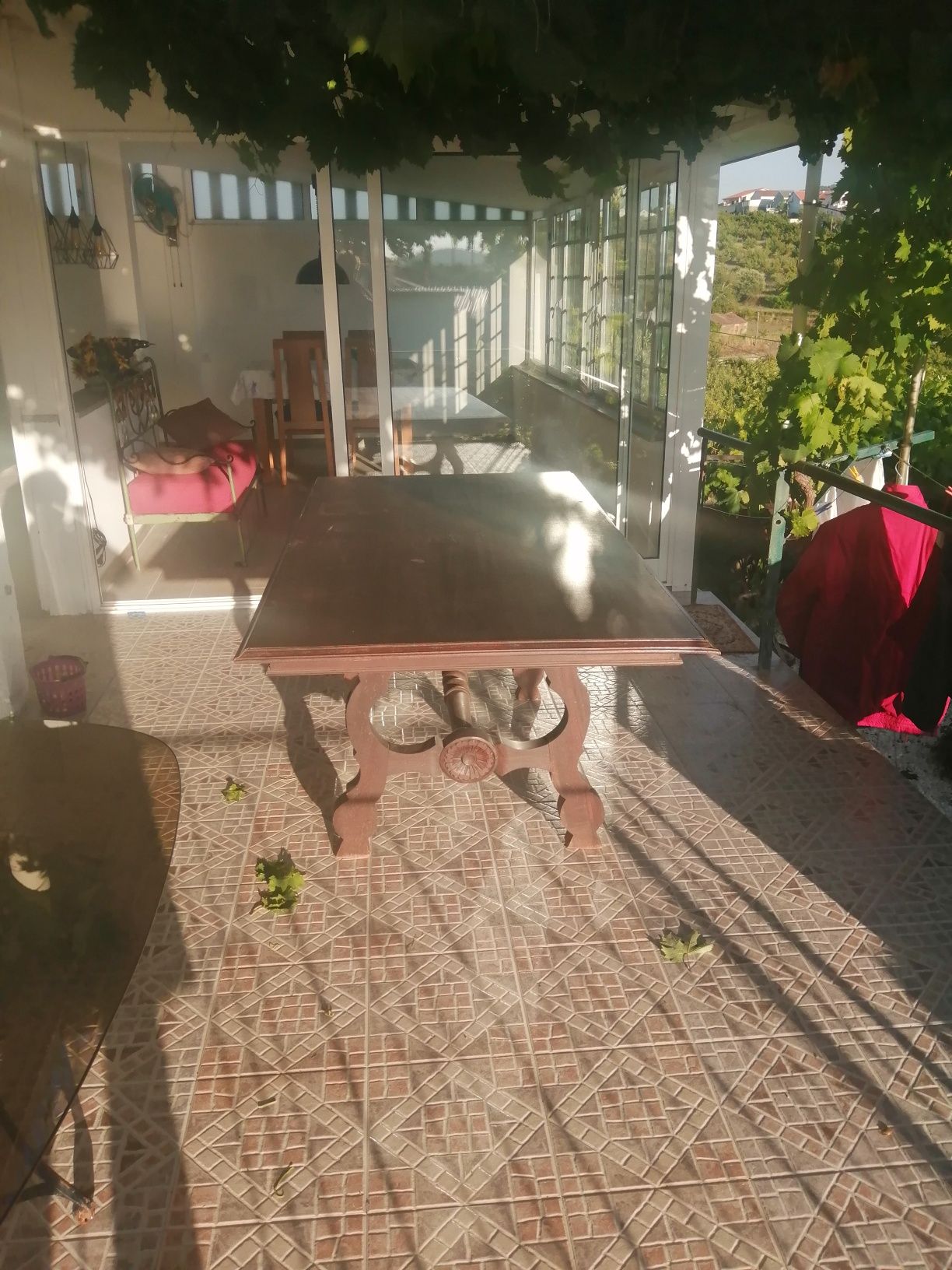 Mesa com oito cadeiras com assento em couro