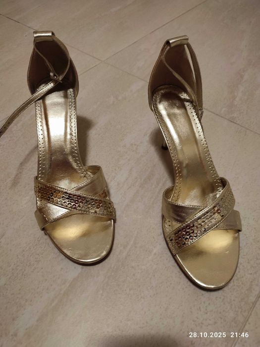 Złote szpilki sprzedam