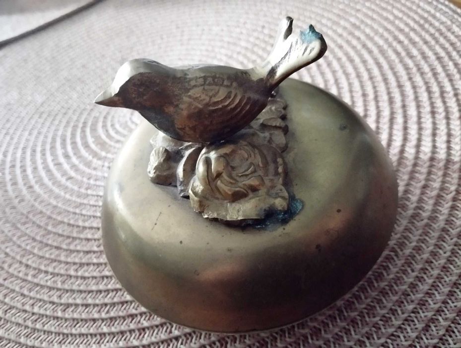 Stylowy używany pojemnik z ptaszkiem z mosiądzu