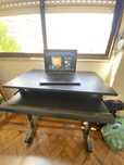 Mesa preta com rodas para computador