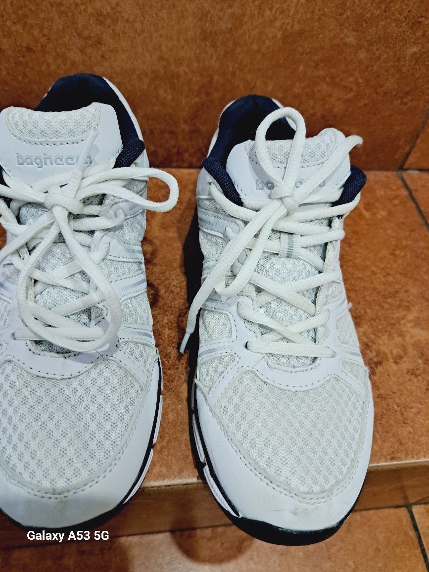 Buty adidas uniwersalne.