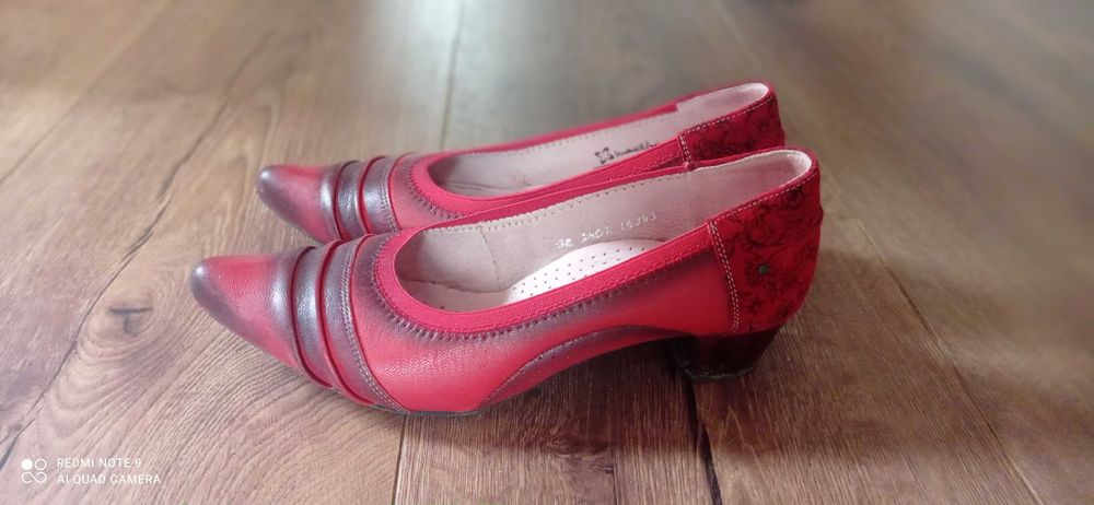 Piękne skórzane szpilki na niskim szerokim obcasie 38