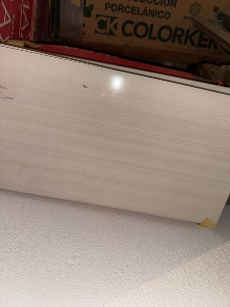 Vende-se azulejo listrado branco