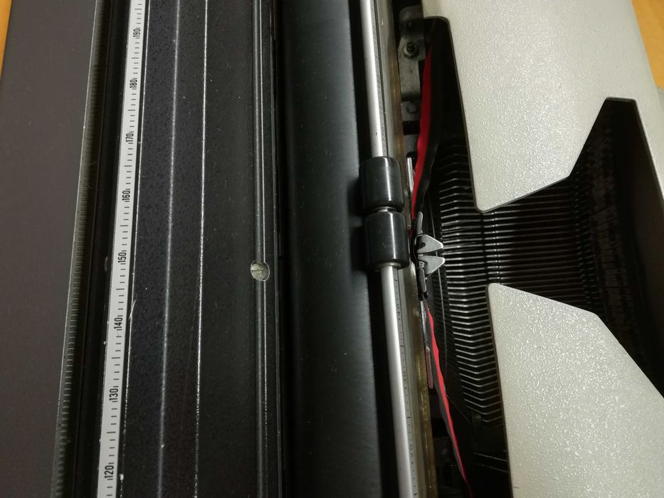 Máquina de escrever a funcionar a 100%