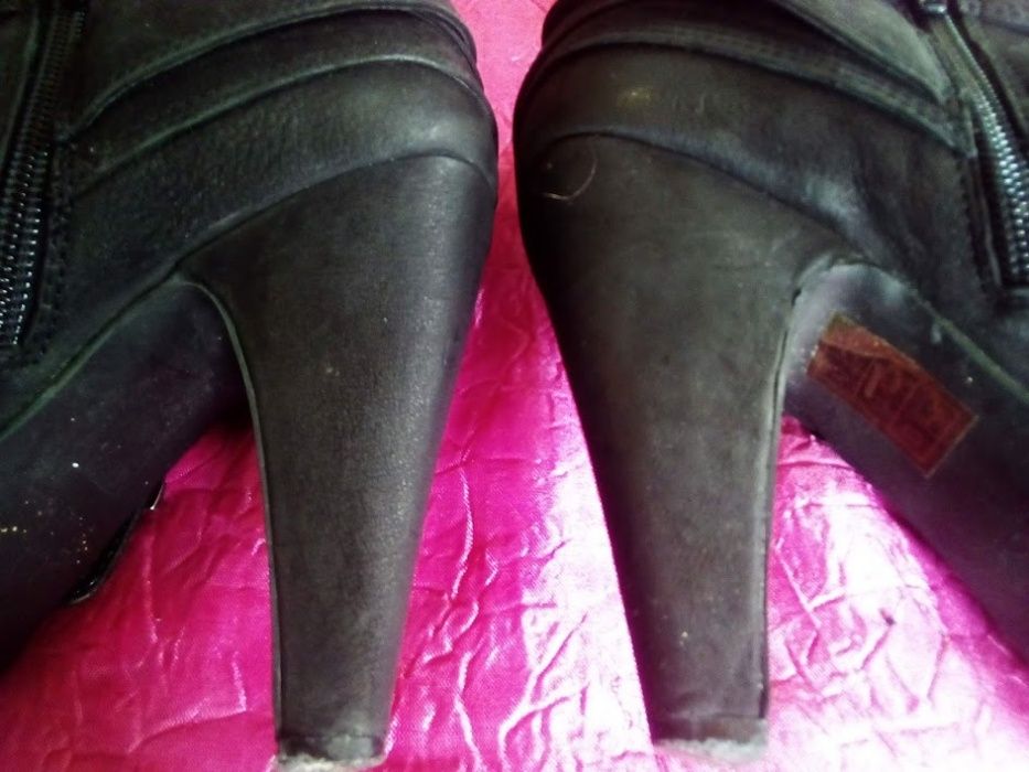 Sapatos pretos de senhora com salto alto nº 38/39