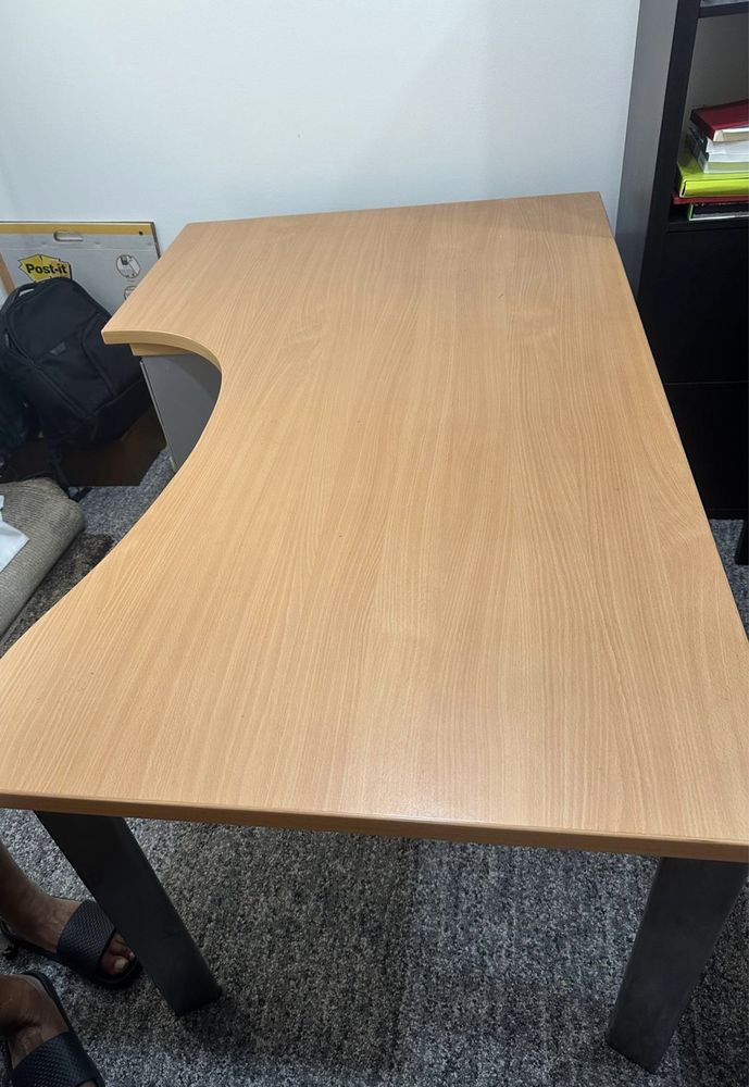 Secretaria em bom estado com tampo em madeira