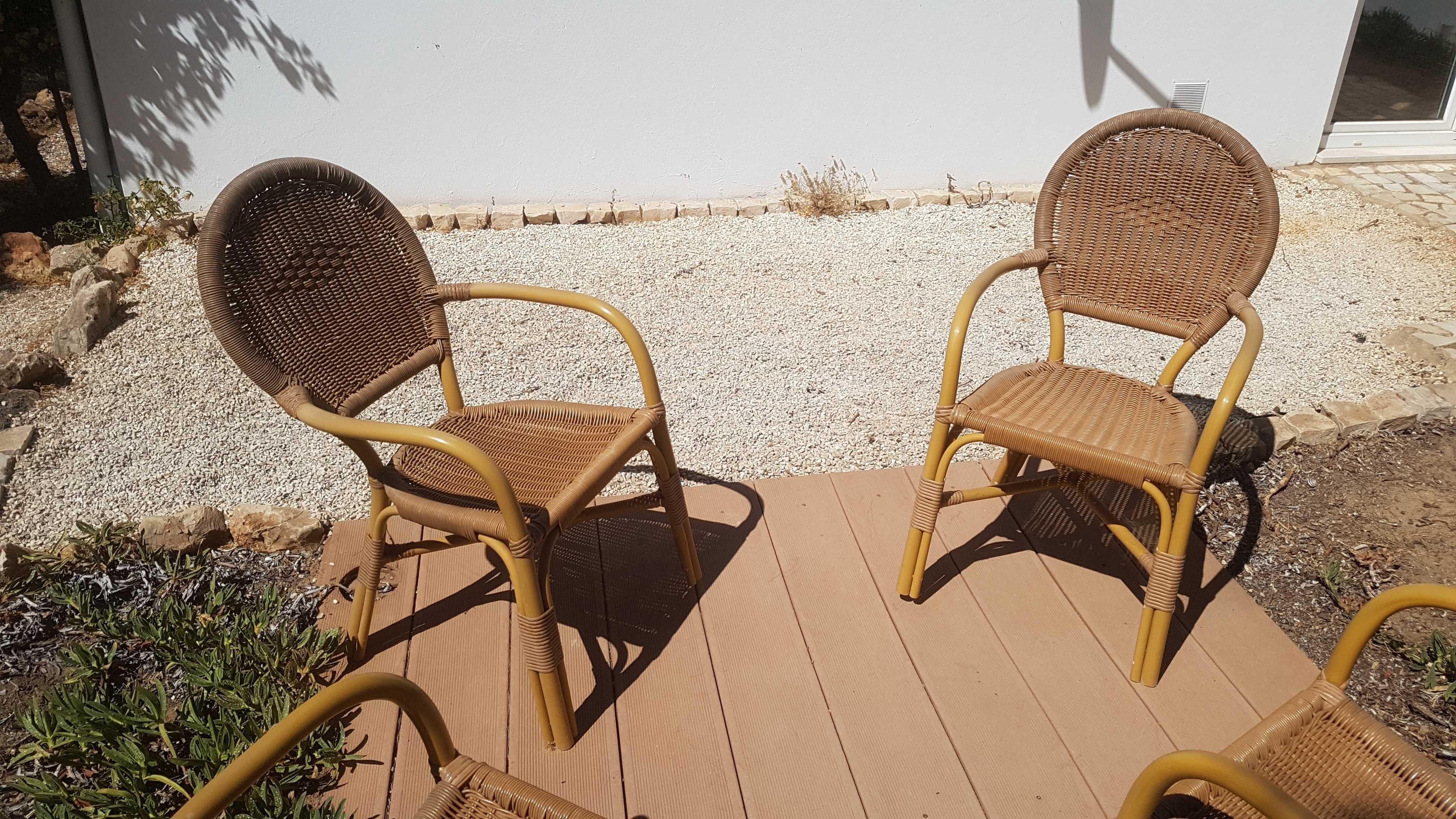 4 cadeiras e uma mesa para exterior / jardim
