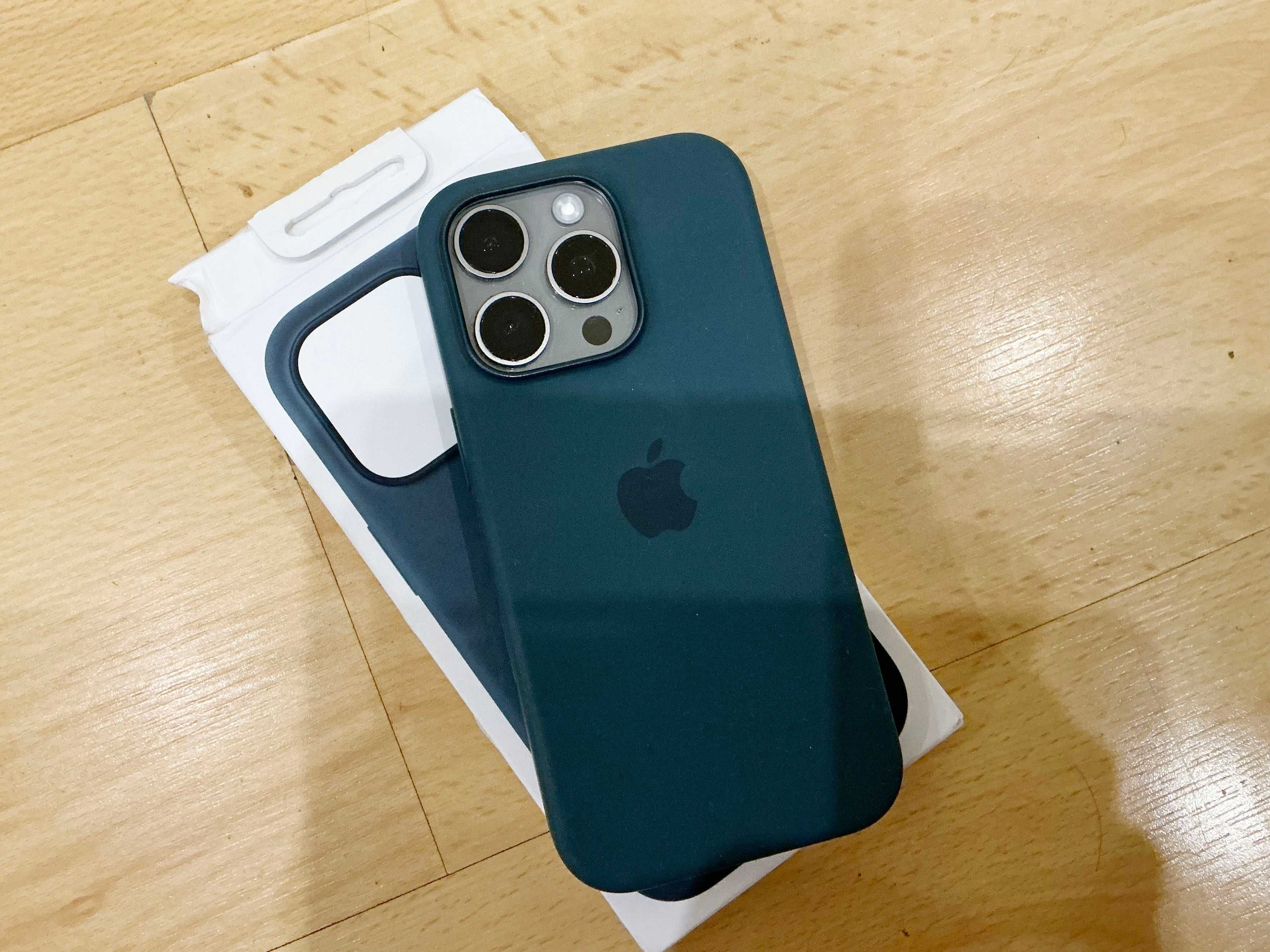 Iphone 16 Pro Titanio Natural (128GB) com acessórios