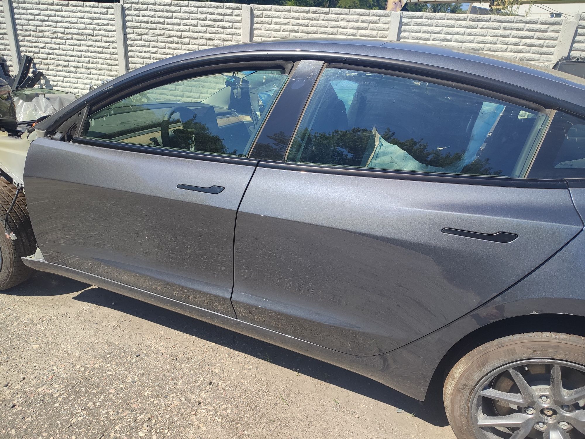 Двері в колір ідеал на Tesla Model 3 Y маю в різних кольорах