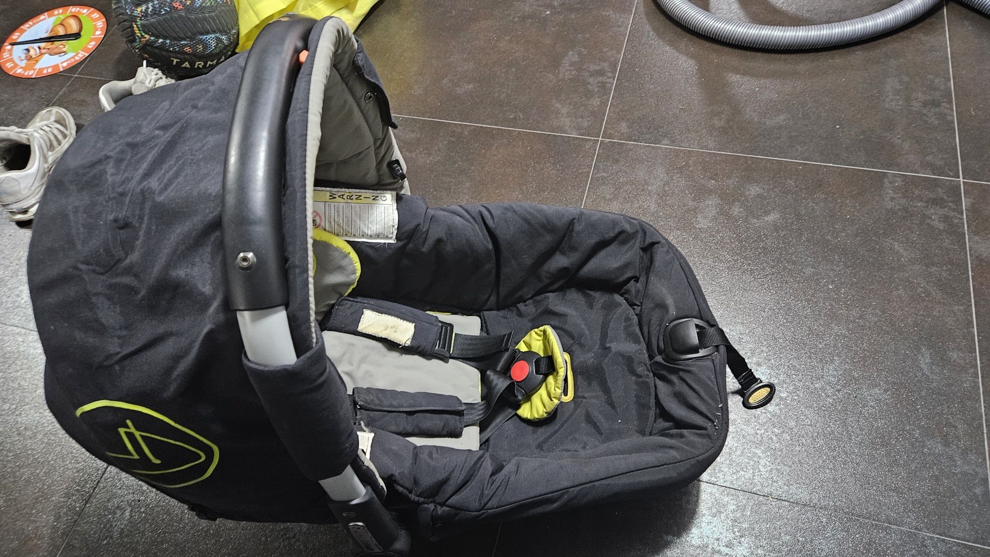 Carrinho com cadeira auto para bebé