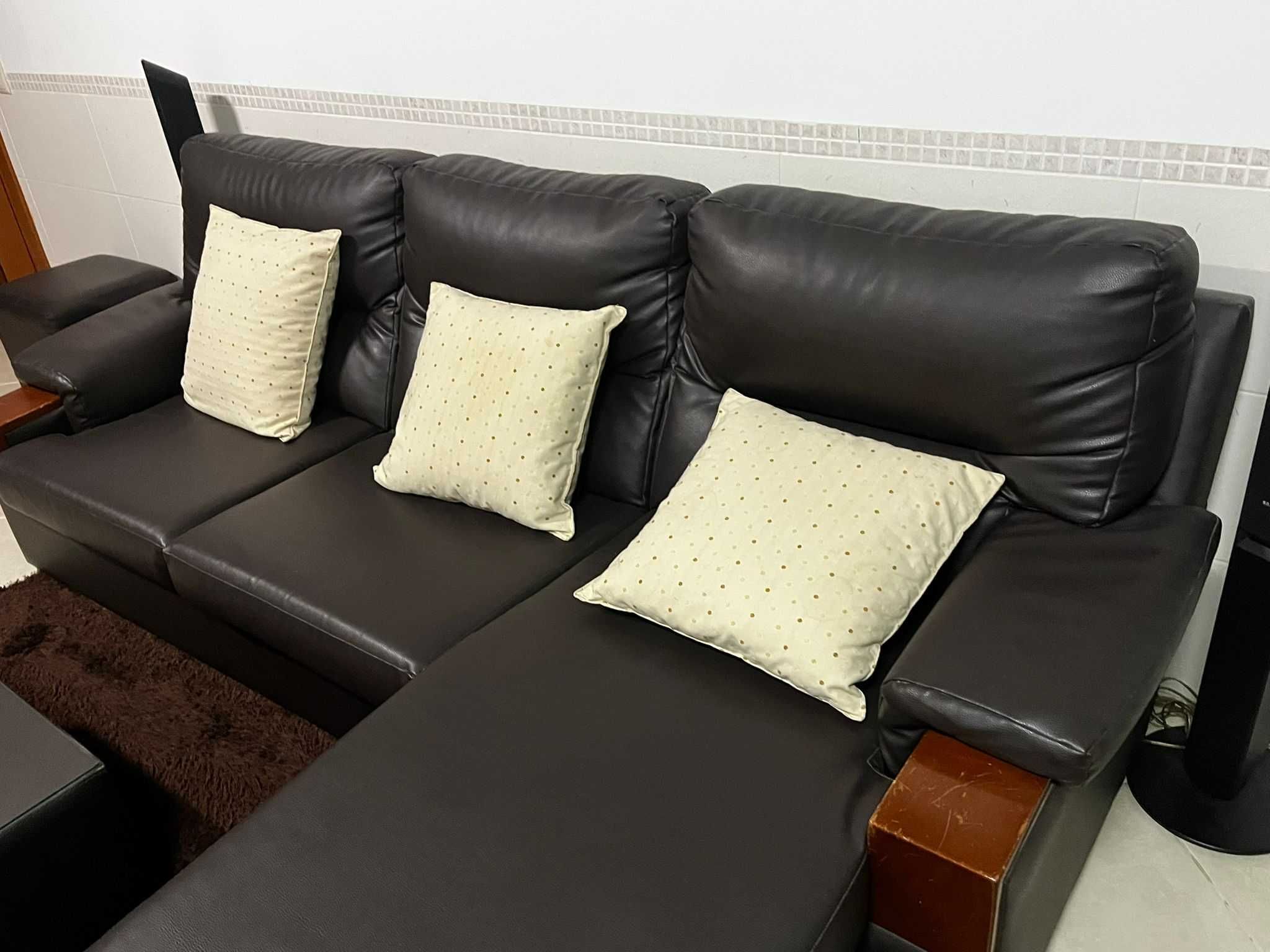 Sofá Chaise Longue em Napa Preta + Mesa de Apoio – 2,40m