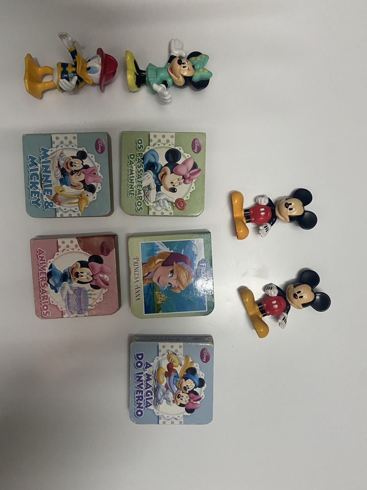 Bonecos e livros da disney
