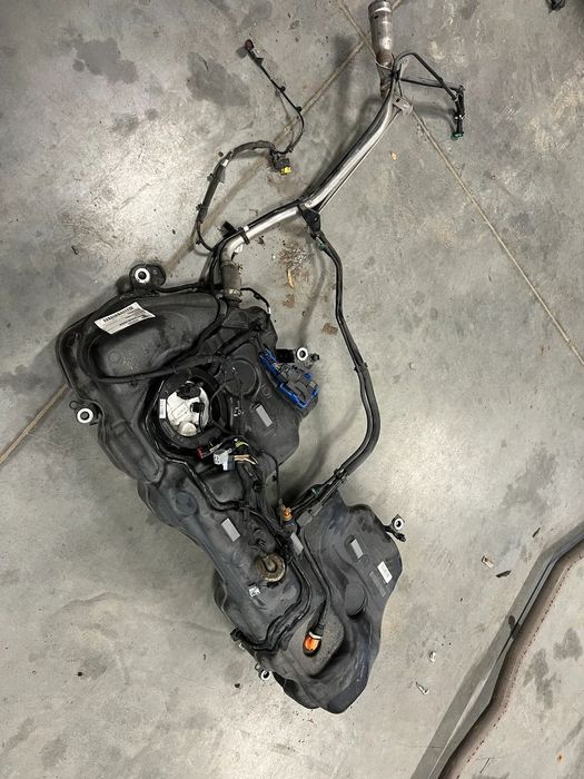 VOLVO XC 60 II Zbiornik paliwa kpl T5 2.0B przewody paliwowe