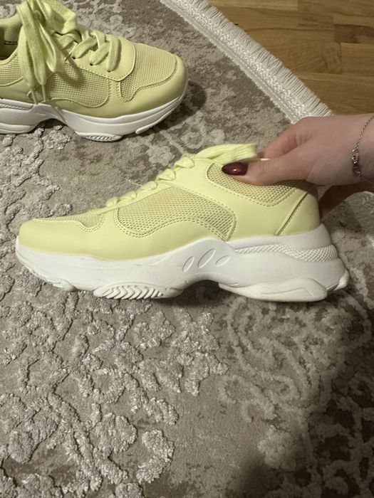 Tênis feminino Sinsay tamanho 38 (amarelo e roxo)
