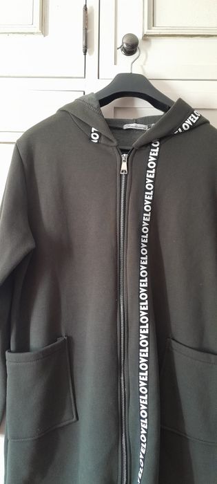 Casaco comprido polar com capuz e bolsos