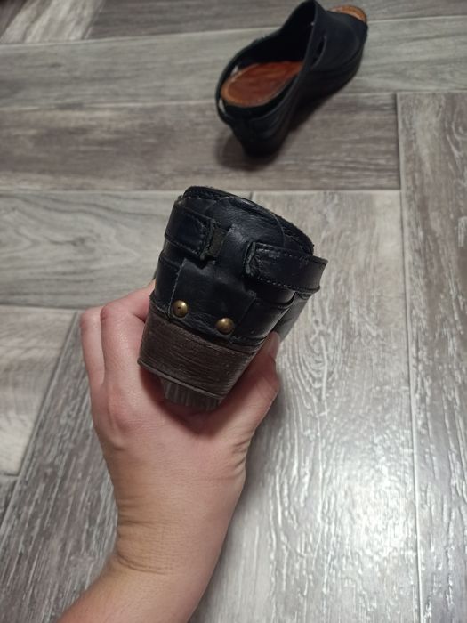 Жіночі шкіряні шльопанці.