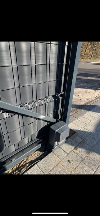 Montaż siłowników do bram wjazdowych i garażowych domofon videodomofon