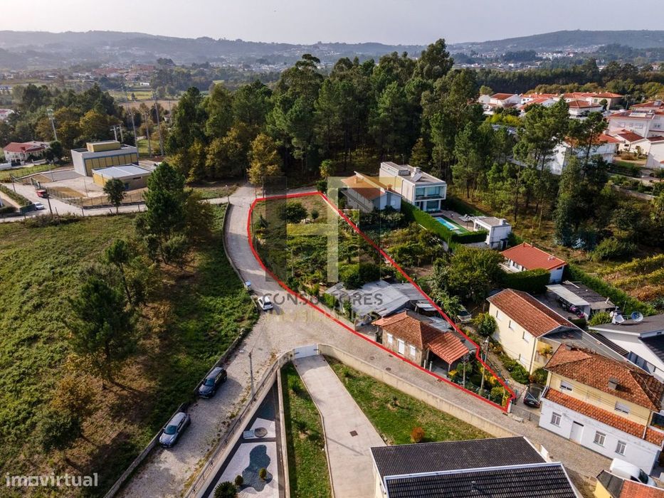 Moradia em Pedra com Lote de Terreno | Um Investimento Único e com Po