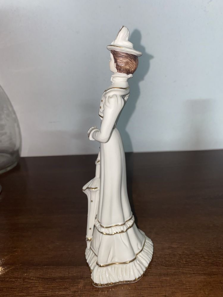 Peça de decoracao em porcelana fina, dama antiga.