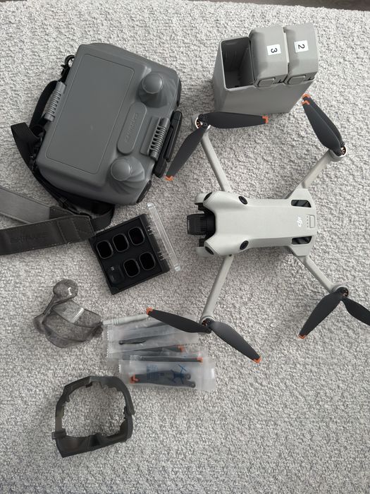 Dron DJI Mini 4 Pro Fly More Combo (RC 2)