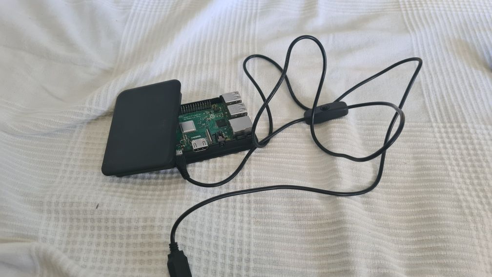 Raspberry pi 3b + Caixa + Cabo alimentação com switch