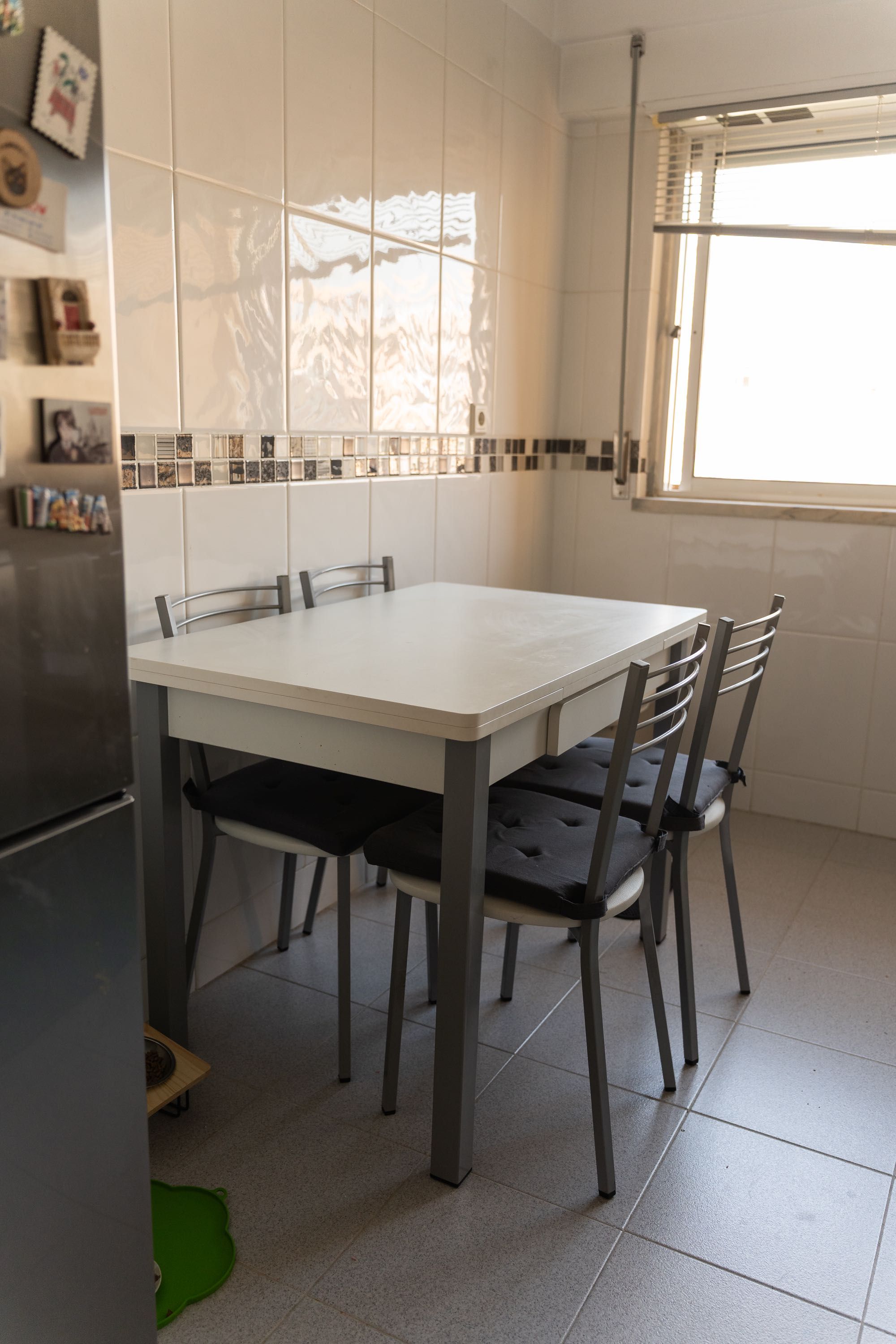 Mesa e cadeiras de cozinha usadas mas em excelente estado - FOTOS