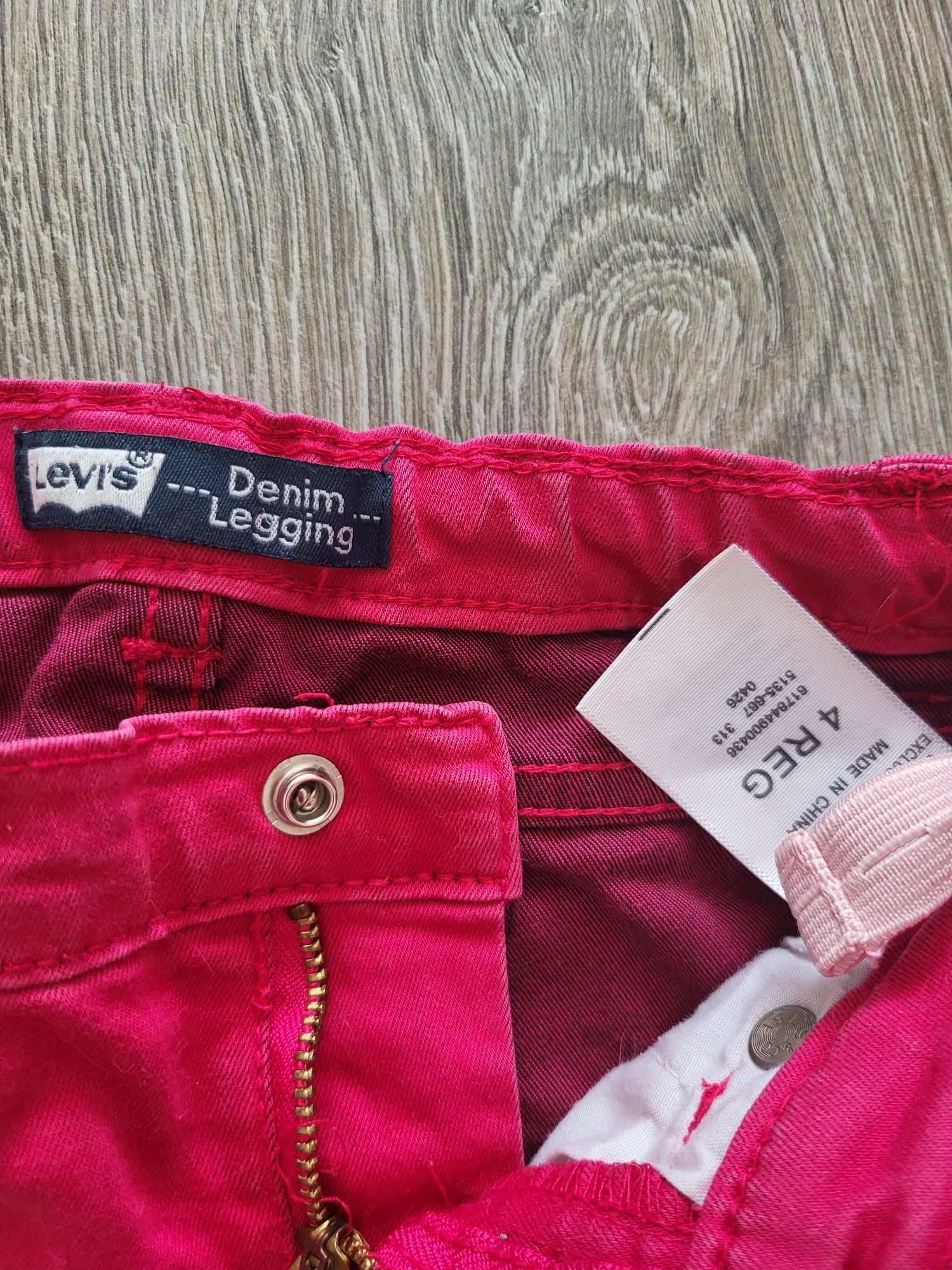 Кофта с тату рукавами, джинсы levis