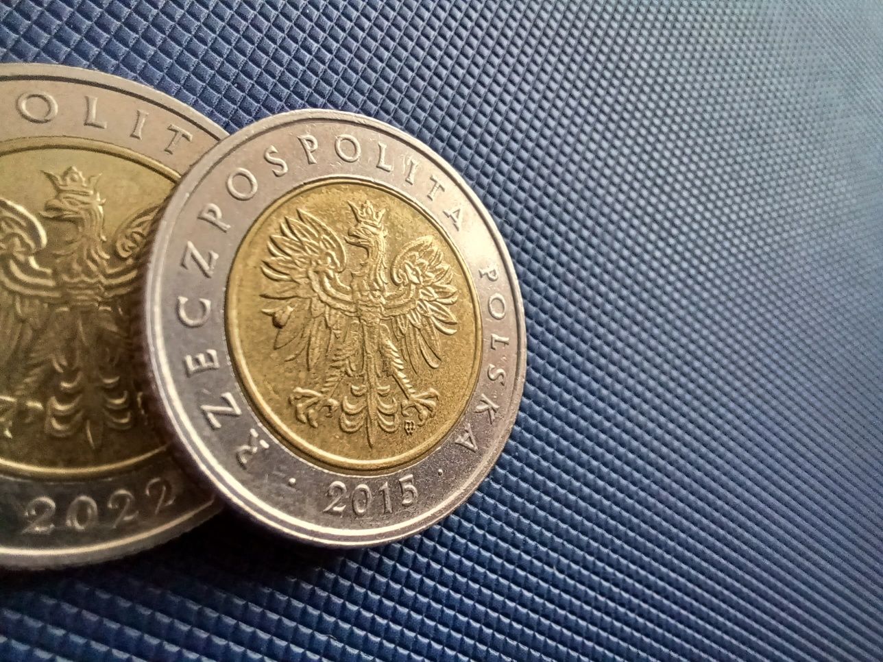 5 zł z 2015 r z błędem na piórach orła