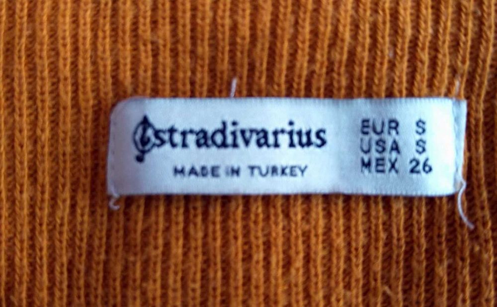 Oversizowy sweter musztardowy Stradivarius rozm. S