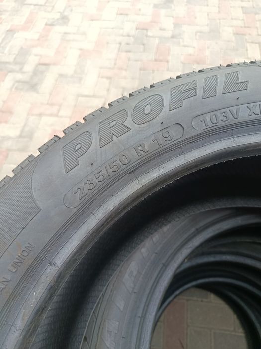 235 50 19 шини нові