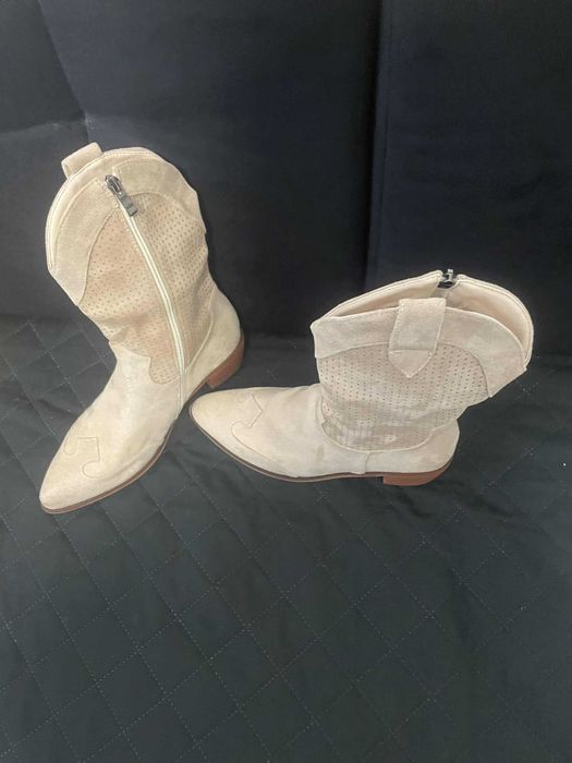 Beżowe kowbojki z zamszu ekologicznego.