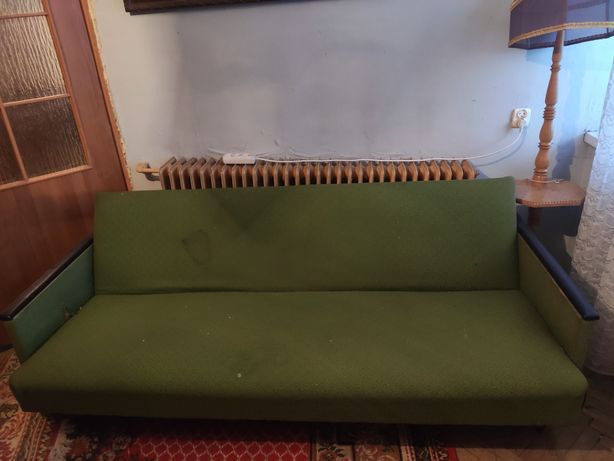 Stara kanapa i szafa