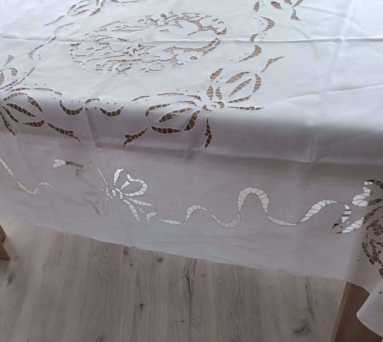 Obrus lniany ręcznie haftowany