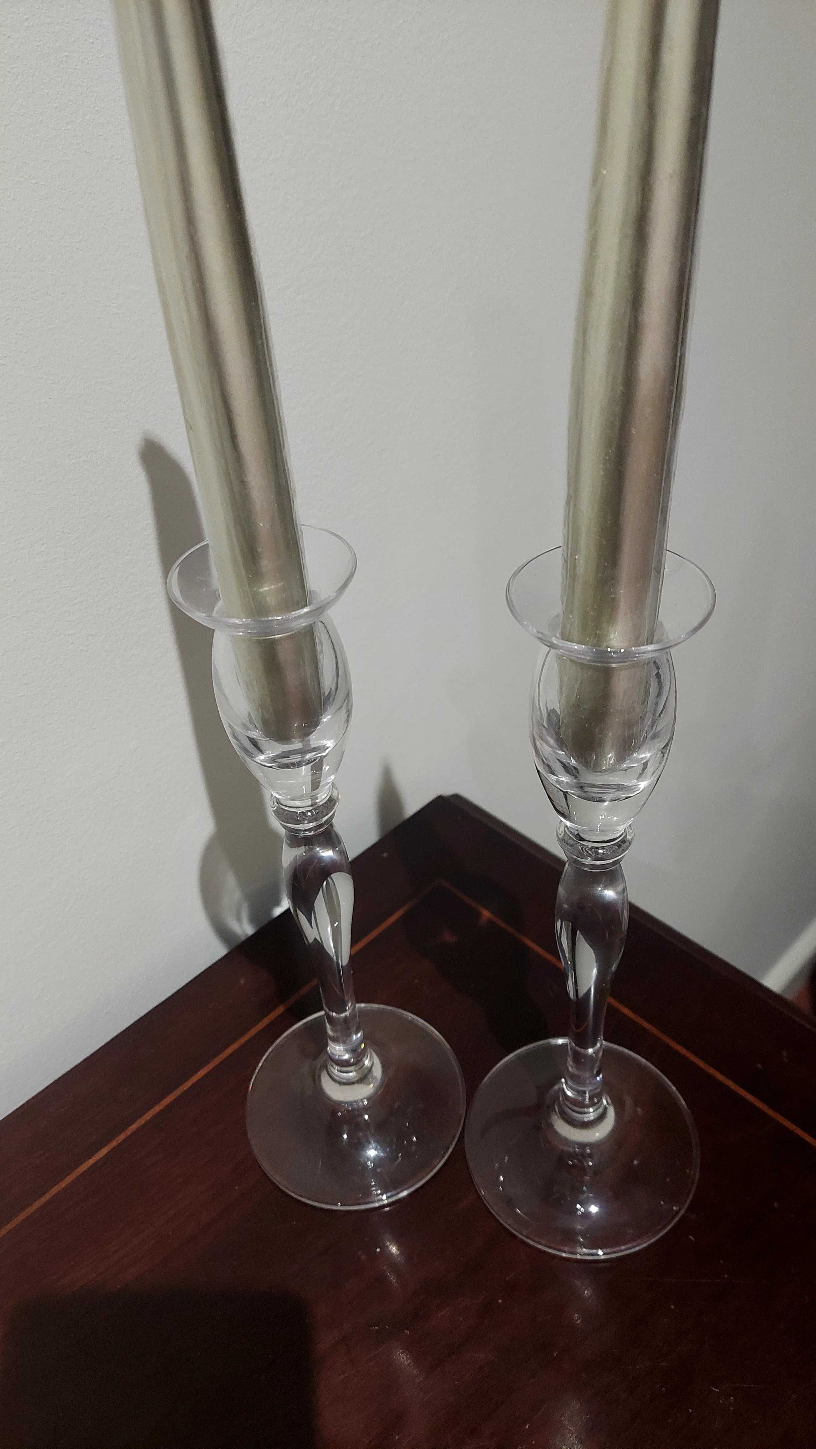 Par de castiçais com velas douradas