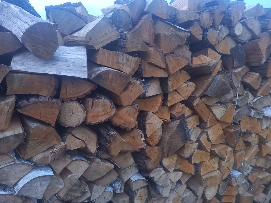 Drewno   kominkowe suche    buk dąb ,brzoza i mieszane