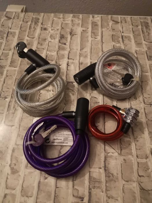 2 cadeados (um de chave e um de código)