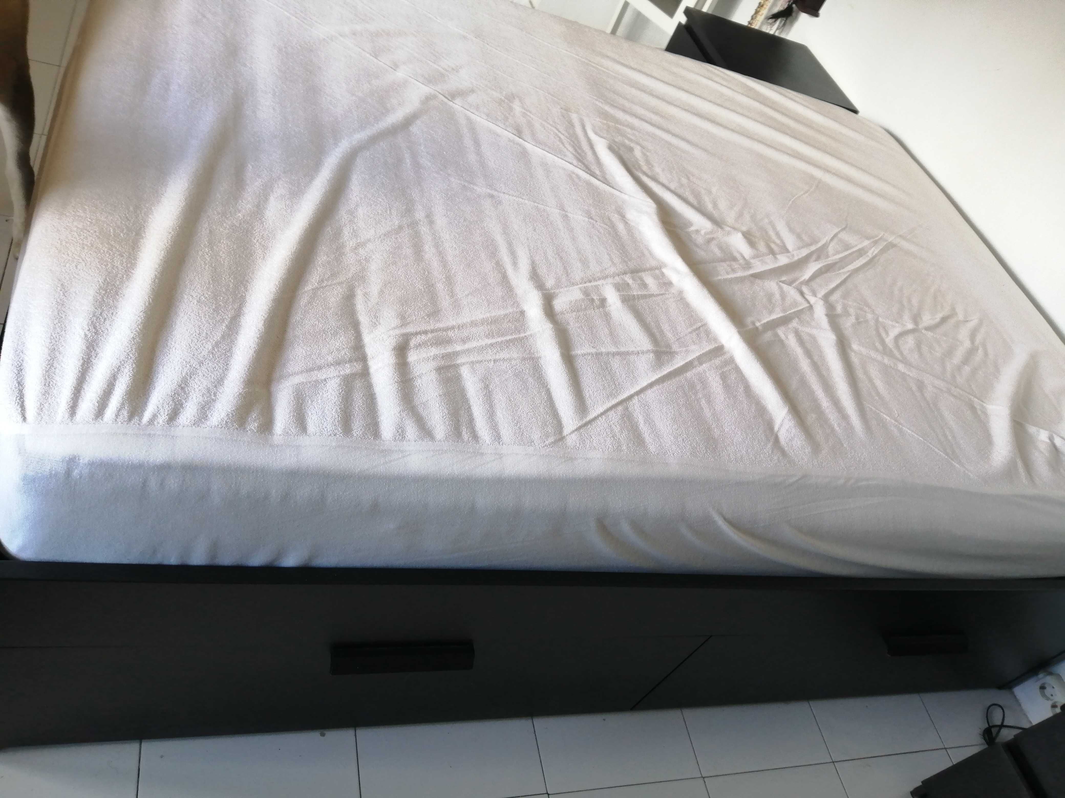 Cama de casal com colchão e mesas de cabeceira