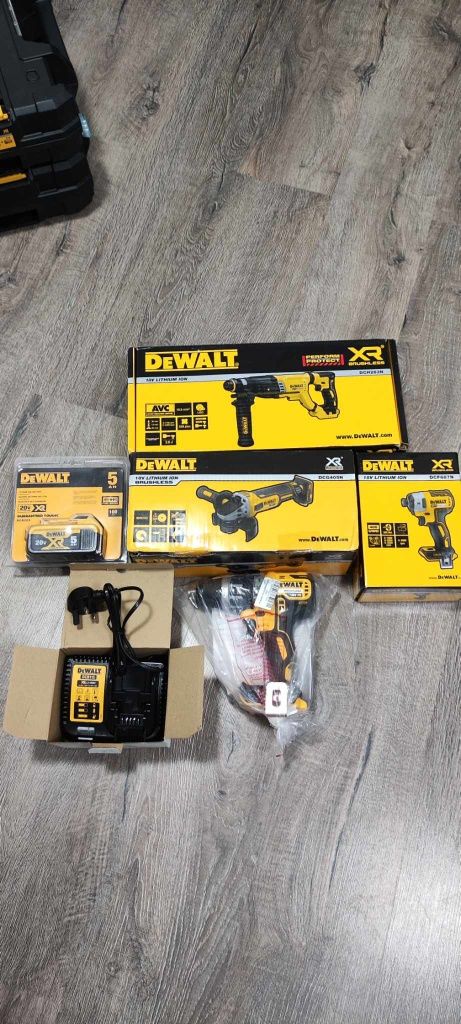 Інструмент Dewalt