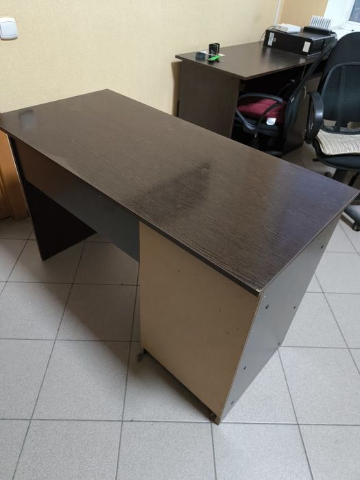 Продам стіл офісний / учбовий б/у колір венге