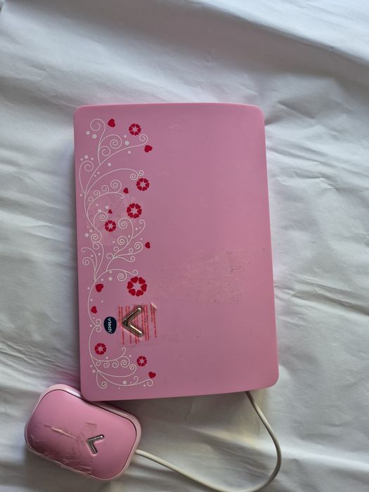 Różowy laptop edukacyjny